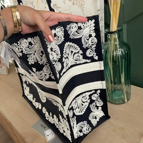 ❌SOLD❌NEW CHRISTIAN DIOR Canvas Embroidered Cornely Book Tote Blue White Large - Picture 4 of 14